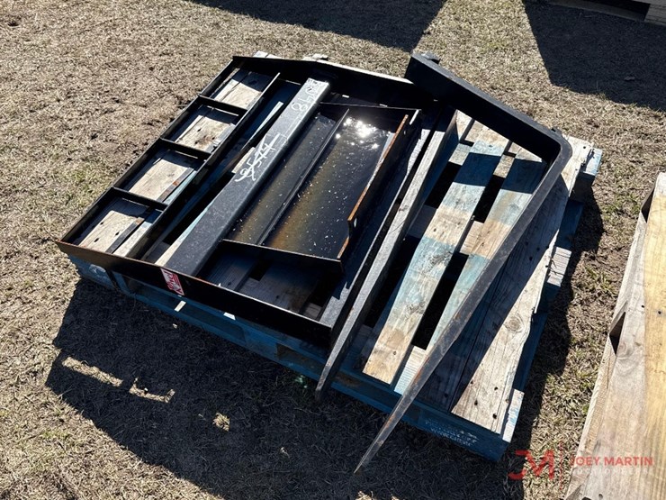 42"-forks-mini-skid-steer-attachment-image-3