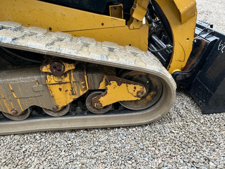 2015-caterpillar-259d-image-15