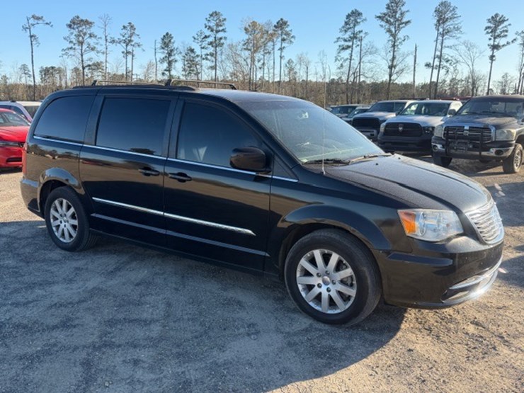 2014-chrysler-town-&-country-image-2