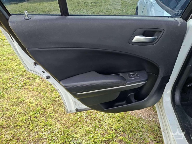 2015-dodge-charger-sedan-image-31