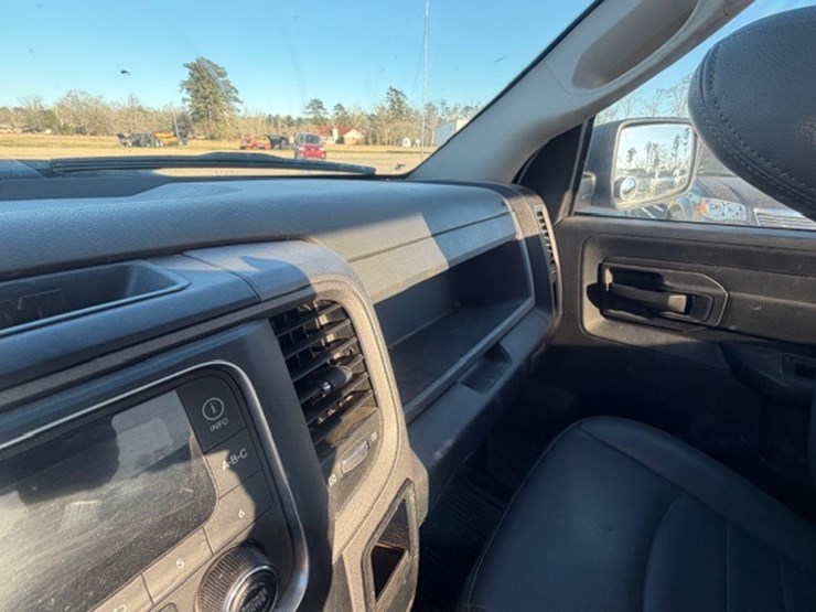 2019-ram-1500-classic-image-34