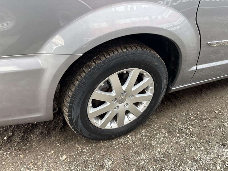 2014-chrysler-town-&-country-image-10