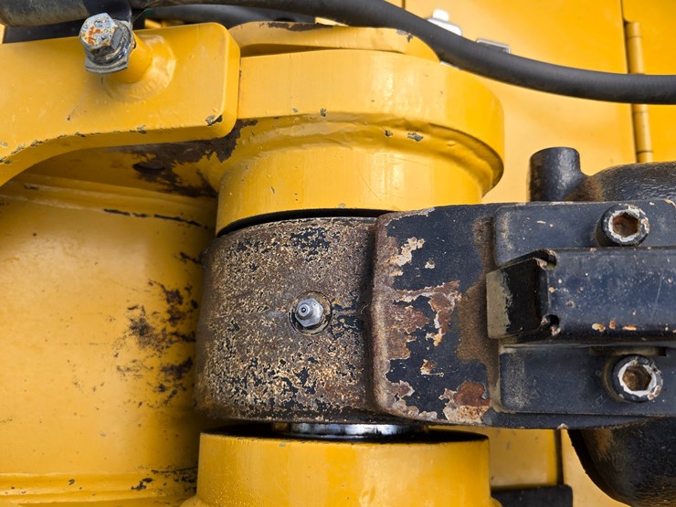 2015-caterpillar-953d-image-140