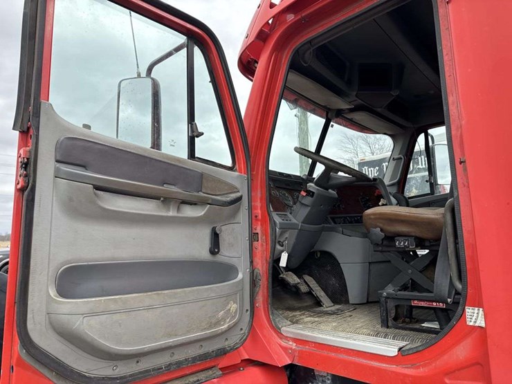 2000-freightliner-flc120-image-23