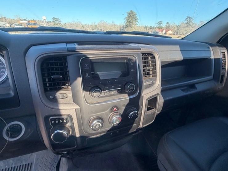 2019-ram-1500-classic-image-36