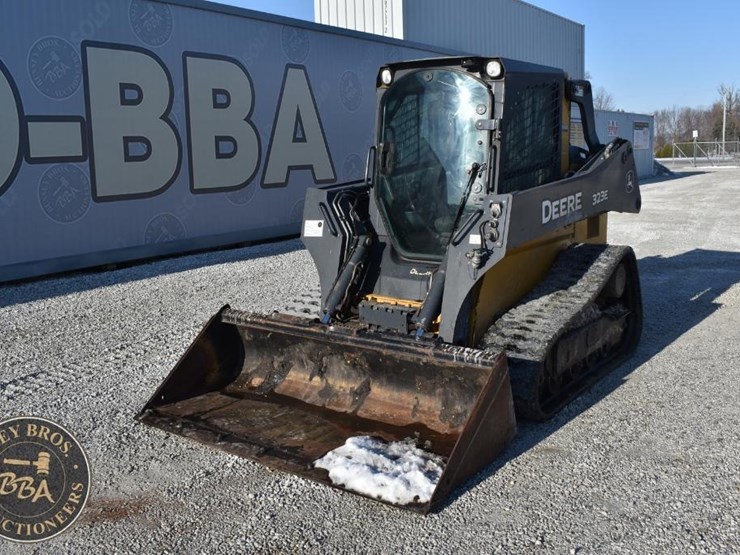 2015-deere-323e-image-2