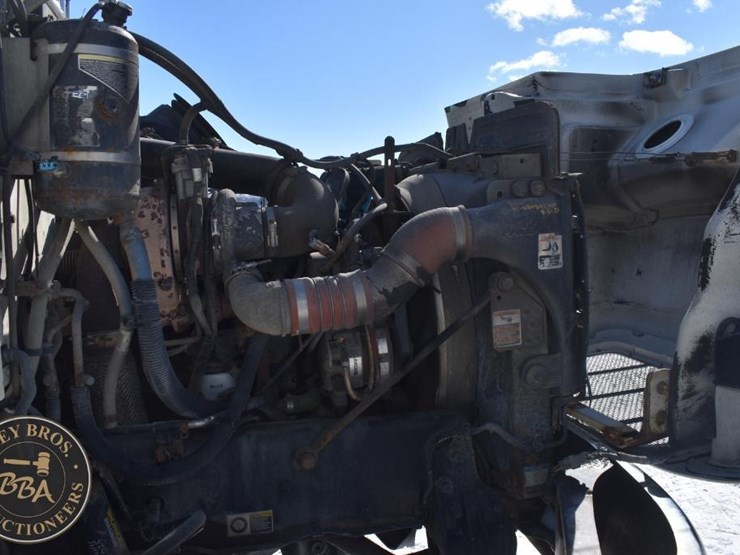 2012-peterbilt-348-image-23