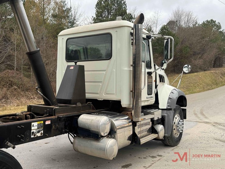 2014-mack-granite-gu713-image-26