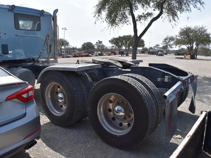 2021-peterbilt-567-image-4