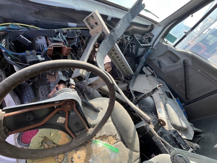 2005-sterling-l9500-image-18