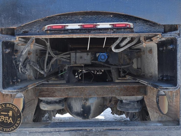 2012-peterbilt-348-image-15