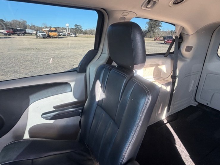 2014-chrysler-town-&-country-image-27