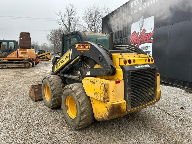 new-holland-l230-image-2