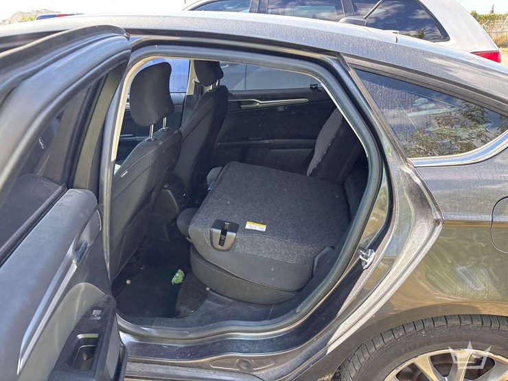 2017-ford-fusion-se-hybrid-sedan-image-15