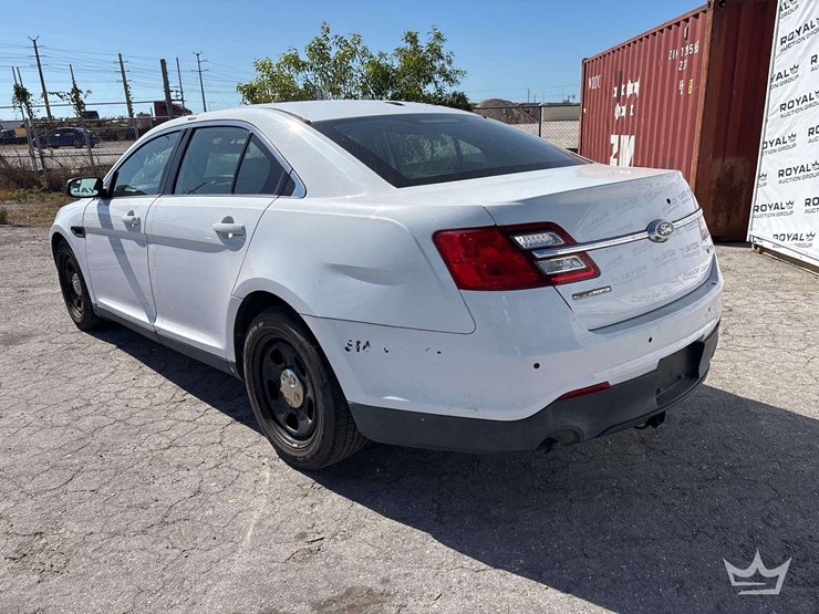 2015-ford-taurus-awd-sedan-image-4