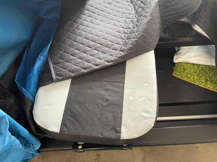 #7636-•-nanook-thermal-ice-fishing-shack-image-8