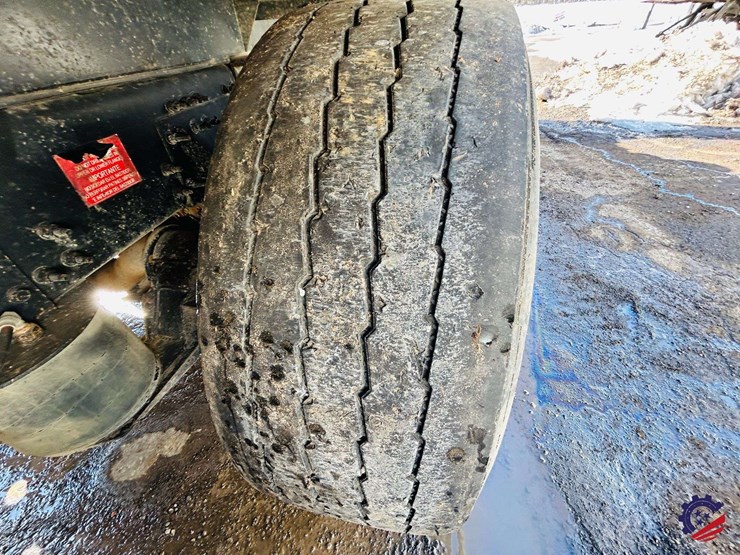 2011-volvo-truck-vhd-tri-axle-dump-truck-image-22