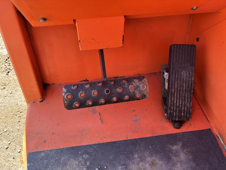 2017-jlg-8042-image-32