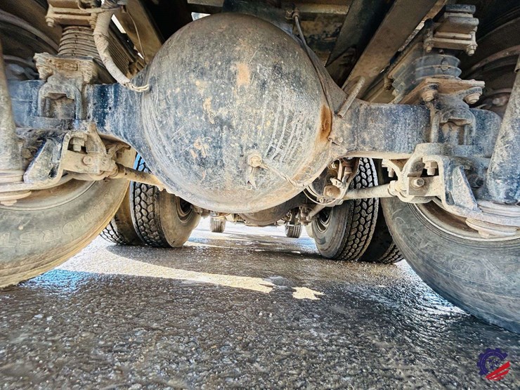 2011-volvo-truck-vhd-tri-axle-dump-truck-image-46