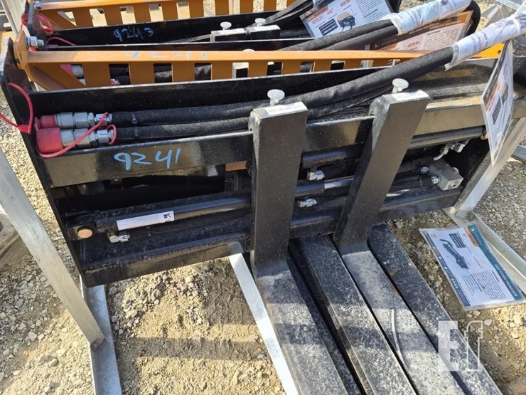 wolverine-pfa-11-3300g-hydraulic-pallet-forks-image-1