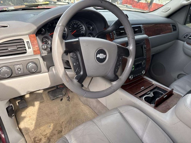 2008-chevrolet-suburban-image-17