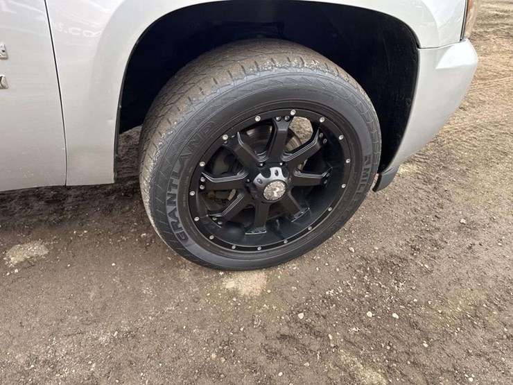 2012-chevrolet-suburban-1500-image-11