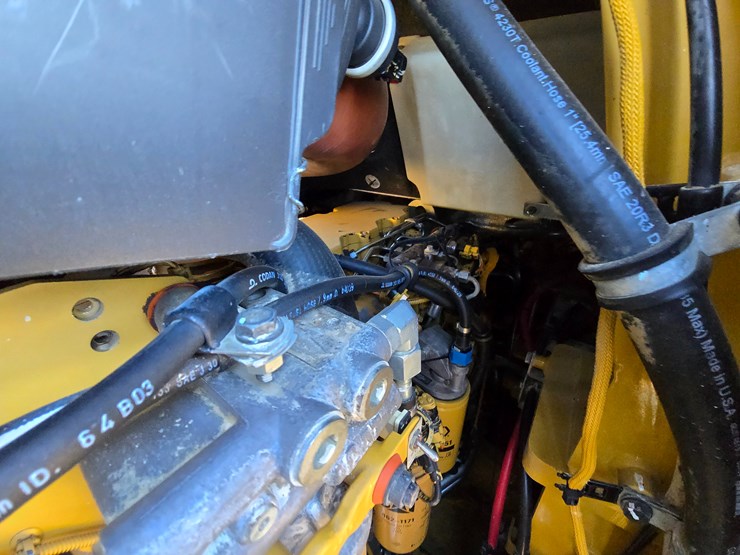 2015-caterpillar-953d-image-95