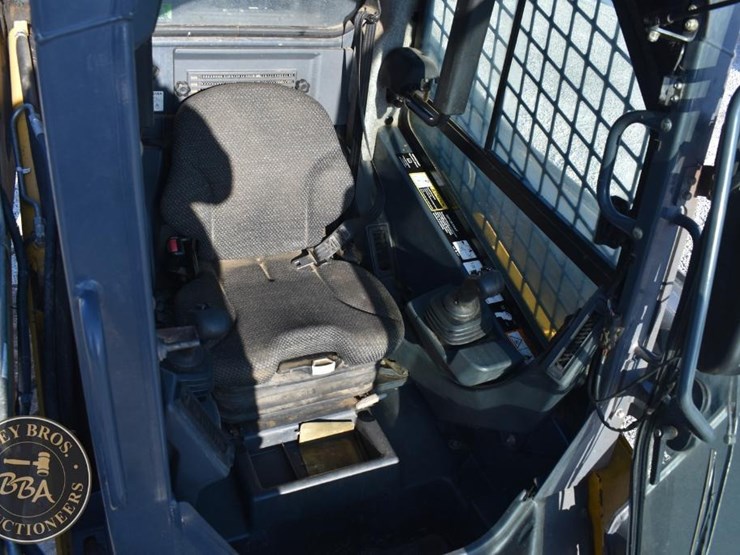 2015-deere-323e-image-37