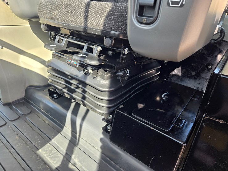 2015-caterpillar-953d-image-109