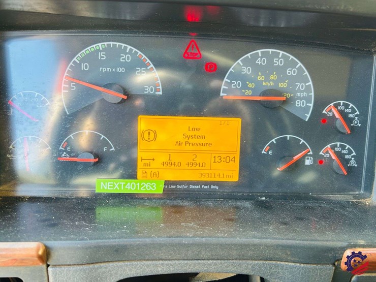 2011-volvo-truck-vhd-tri-axle-dump-truck-image-94