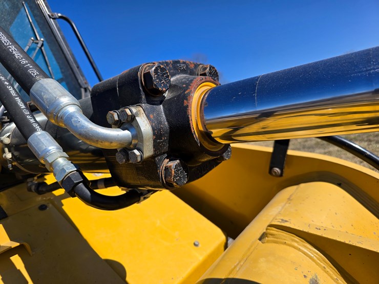 2015-caterpillar-953d-image-76