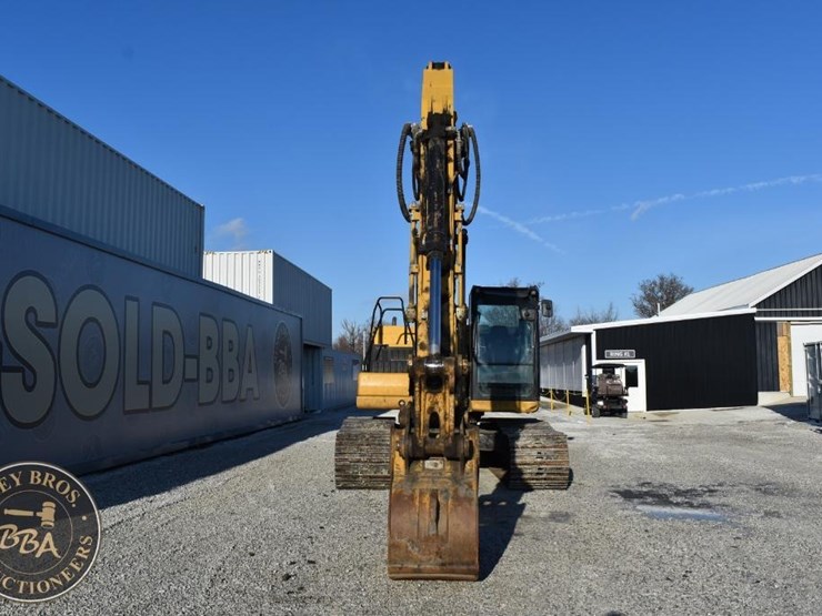 2020-caterpillar-320-image-10