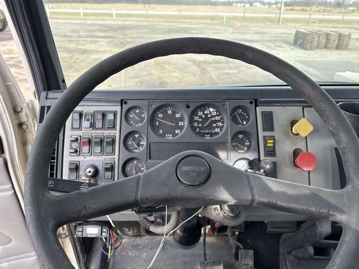 2000-freightliner-fl70-image-27