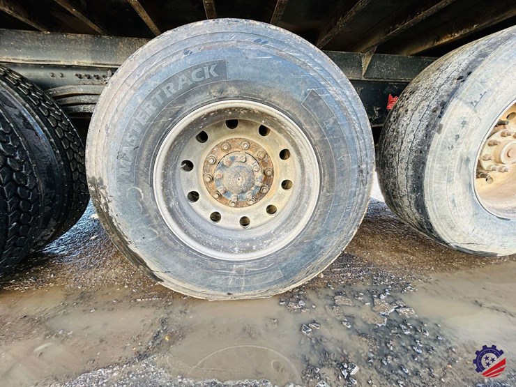 2011-volvo-truck-vhd-tri-axle-dump-truck-image-18