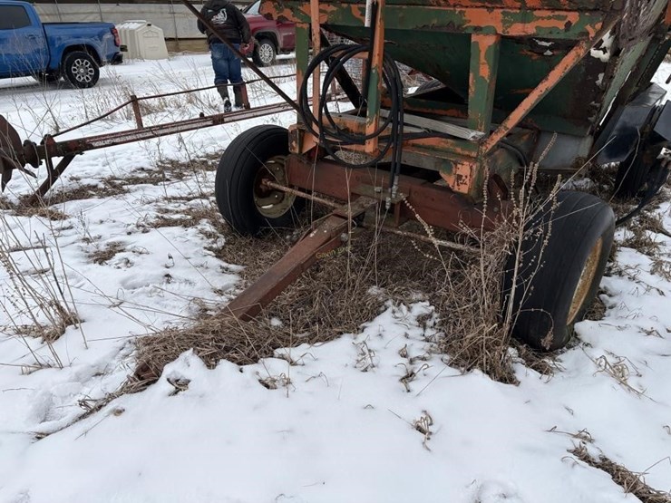 gravity-box-w/fertilizer-auger---off-site-image-2