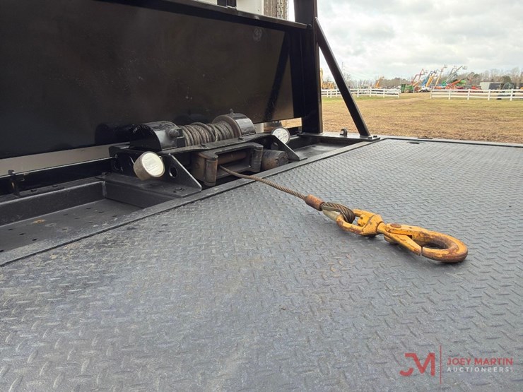 2018-peterbilt-337-image-10