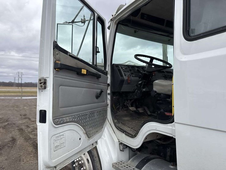 2000-freightliner-fld112-image-23