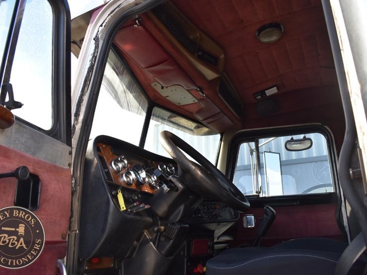 2004-peterbilt-379-image-39