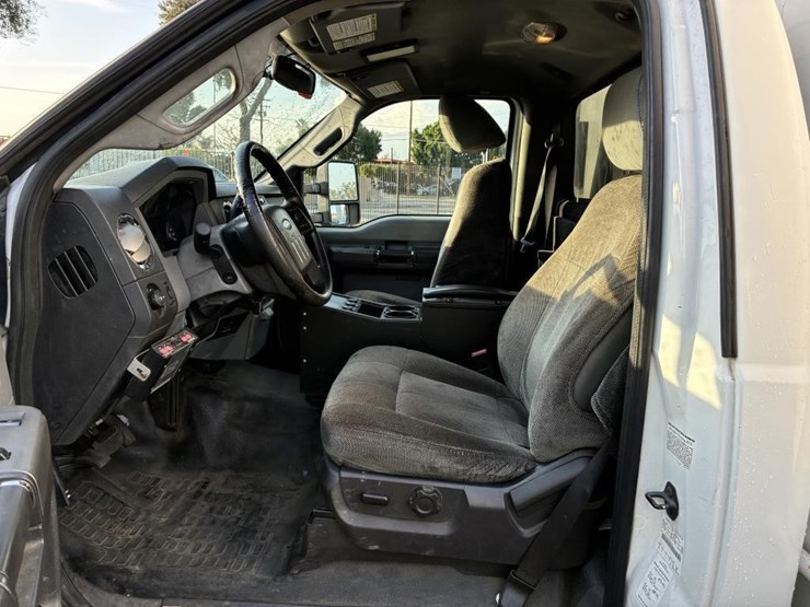 2011-ford-f550-image-10