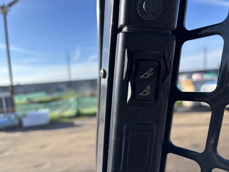 2021-bobcat-s590-image-14