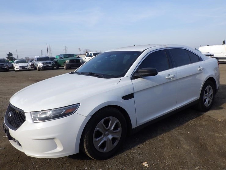 2015-ford-taurus-sedan-image-1