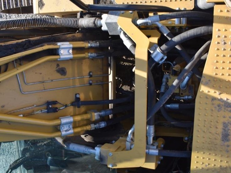 2020-caterpillar-320-image-35