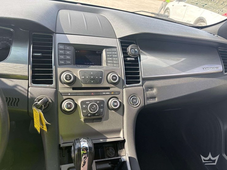 2016-ford-taurus-sedan-image-15