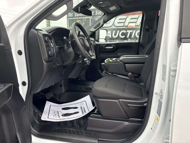 2023-chevrolet-3500-image-13