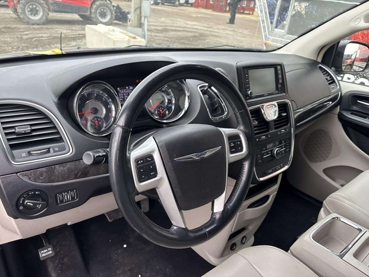 2014-chrysler-town-&-country-image-17