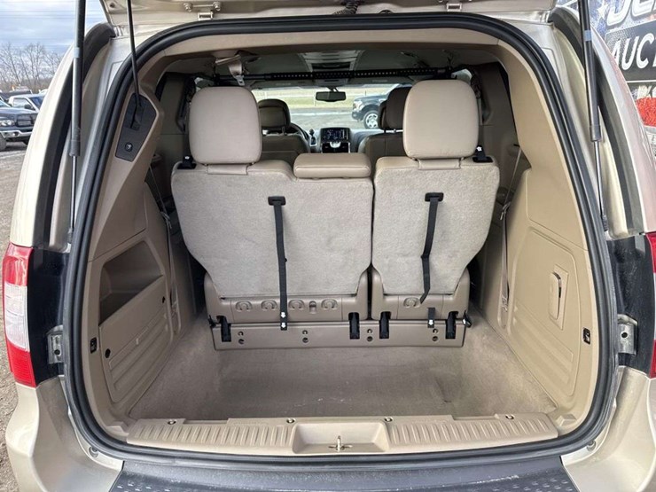 2013-chrysler-town-&-country-image-13