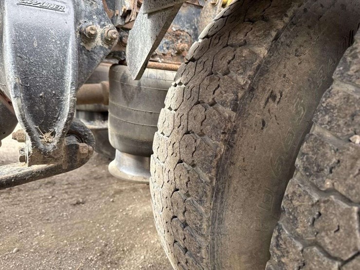 2000-freightliner-flc120-image-15