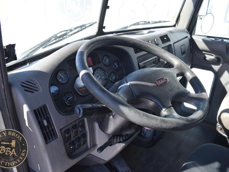 2012-peterbilt-348-image-29