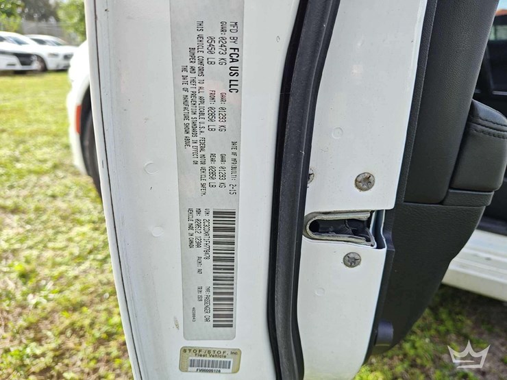 2015-dodge-charger-sedan-image-25