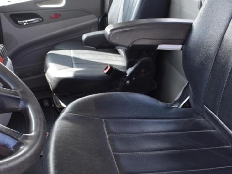 2021-peterbilt-567-image-17